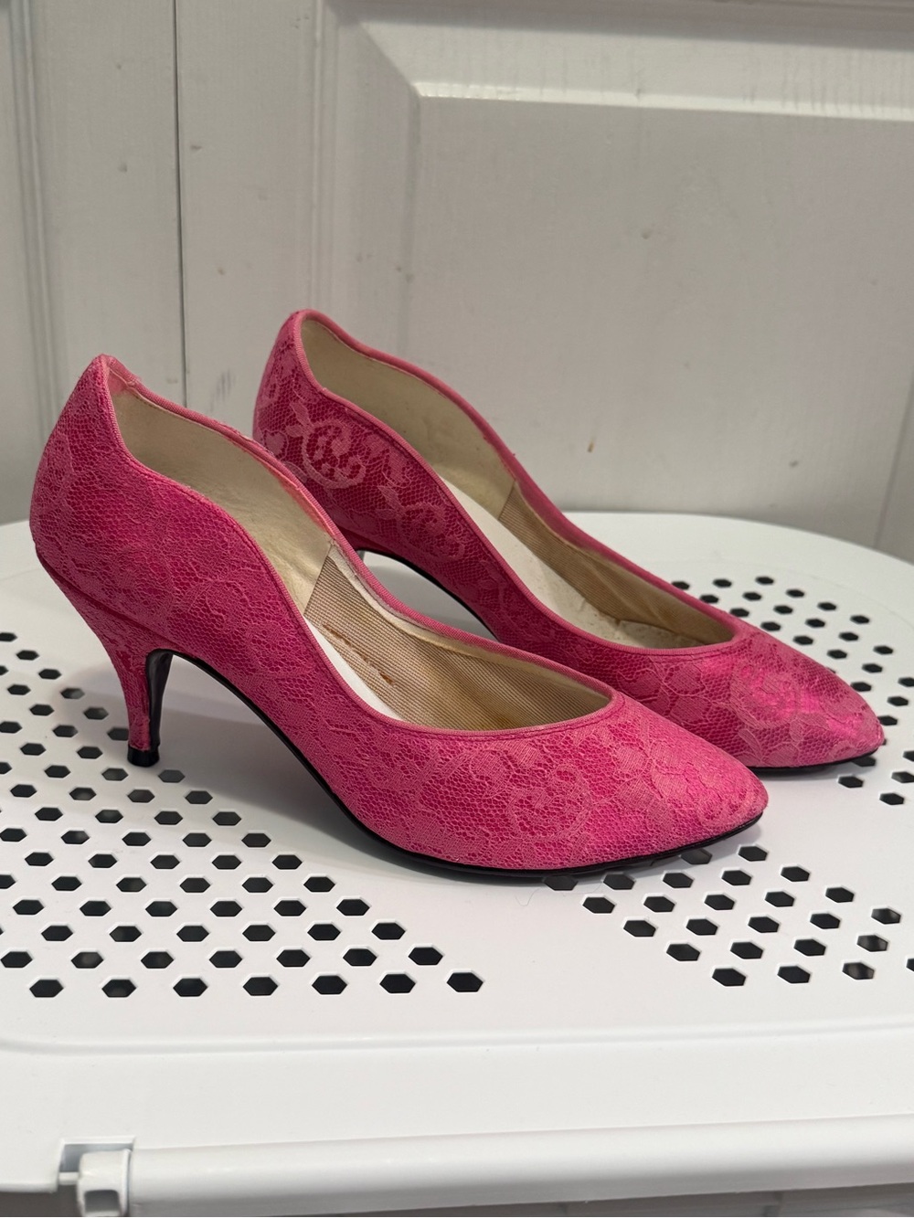 Vintage Hot Pink Lace Kitten Heel Pumps Pointed Toe Size 6 Made in USA
